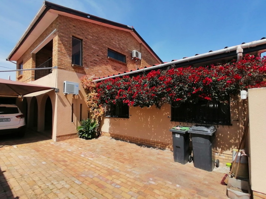 6 Bedroom Property for Sale in Eikendal Western Cape